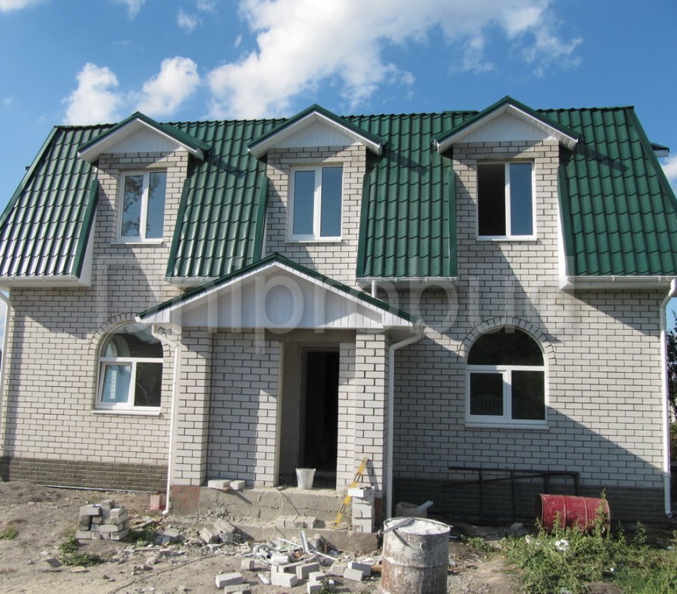 Компактный коттедж с высокой аттиковой стеной в с. Любимовка (G)