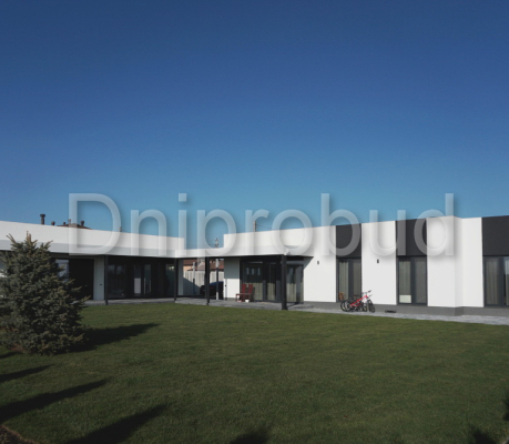 Одноповерховий будинок у сучасному стилі в ДК «Антей»