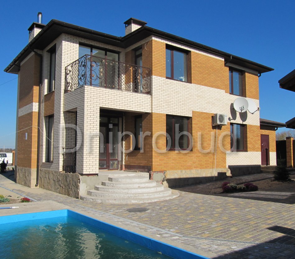 Двухэтажный коттедж в с. Кушугум Запорожской обл.