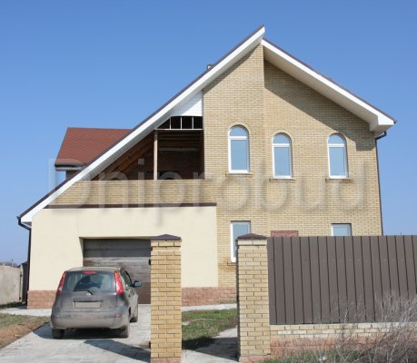 Двухэтажный дом с мансардой и погребом в с. Любимовка (С7)