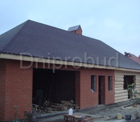 Деревянная пристройка к кирпичному дому