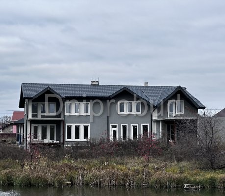 Двухэтажный дом у озера в с. Гатное