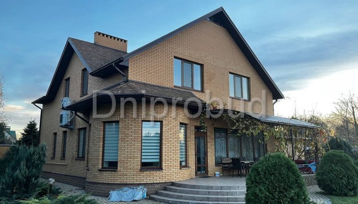 Коттедж с полукруглым эркером в с. Дослидное