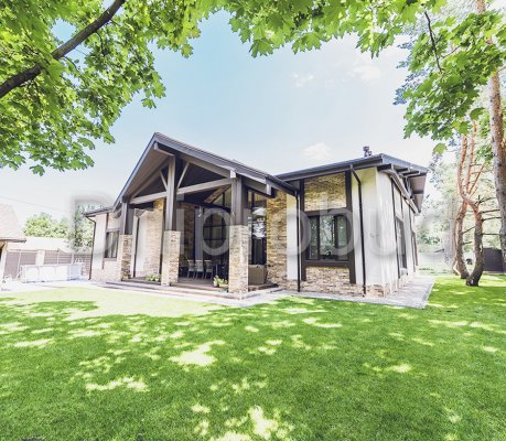 Большой одноэтажный коттедж в с. Дослидное (переул. Полигонный)