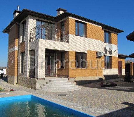 Двухэтажный коттедж в с. Кушугум Запорожской обл.