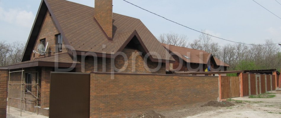 Дом, облицованный клинкерным кирпичом в с. Любимовка (1L)