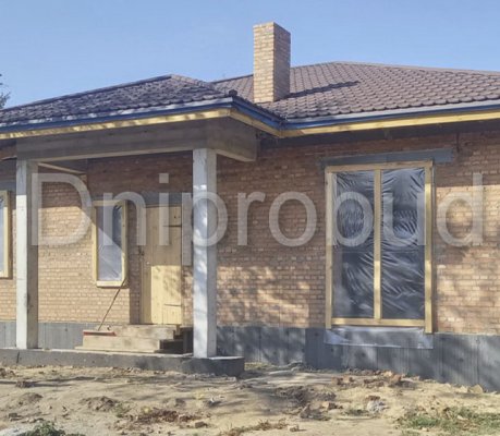 Одноэтажный дом из полнотелого кирпича в с. Хлепча