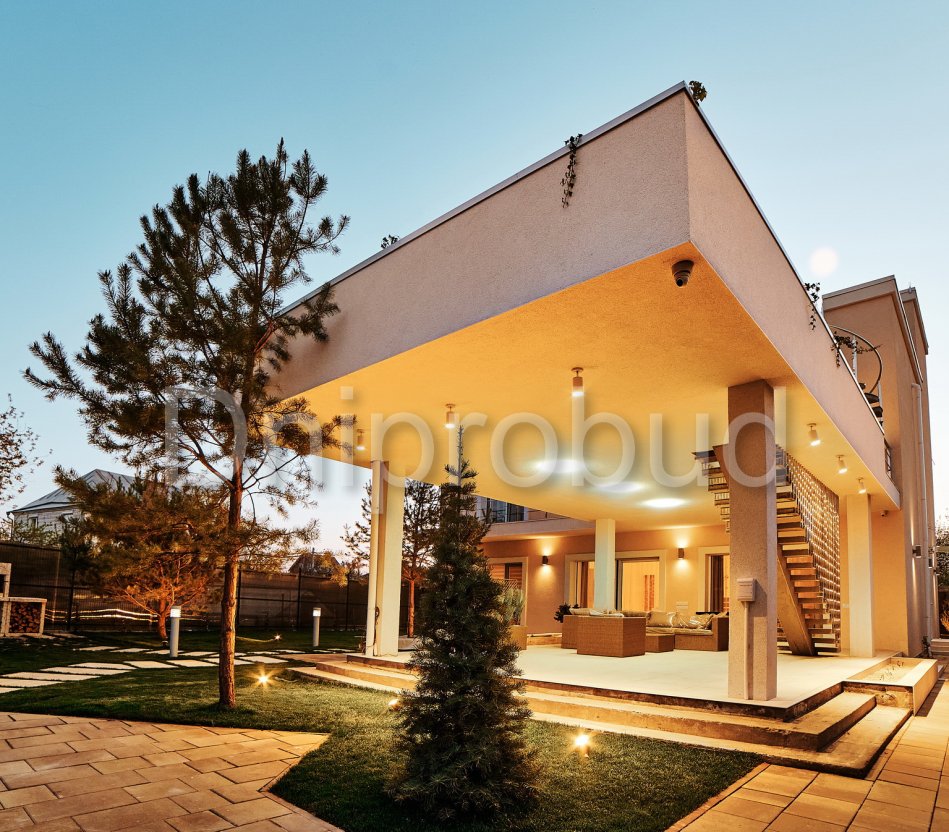 Трехэтажный жилой дом в современном стиле на Острове Водников