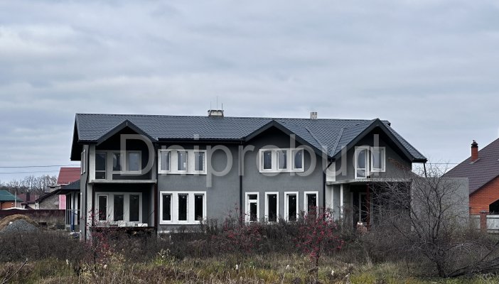 Двоповерховий будинок біля озера у с. Гатне