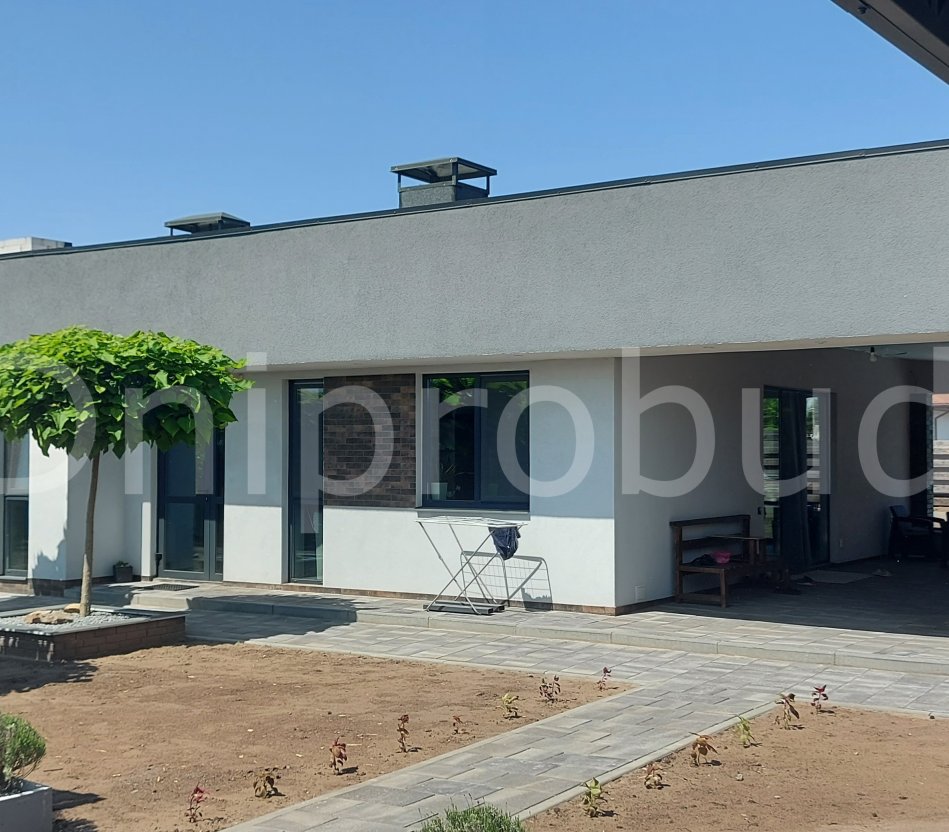 Небольшой одноэтажный дом с плоской кровлей в Обуховке