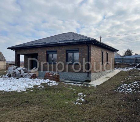 Дом с кирпичной облицовкой на ул. Холмогорская