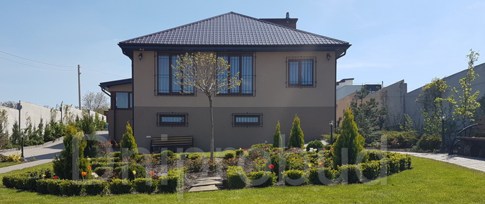 Одноповерховий будинок з цокольним поверхом в Кам’янці