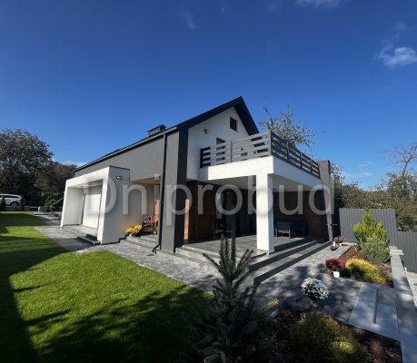 Двухэтажный дом с подвалом в г. Умань